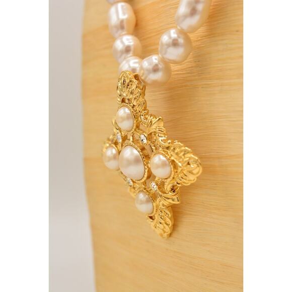 KJL Avon Necklace Maltese Cross Cabochon Pearl Beaded Gold Crystal Signed Bin3B - Picture 9 of 12